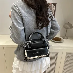Petit sac carré noir avec bordure en dentelle et nœud à motif à carreaux