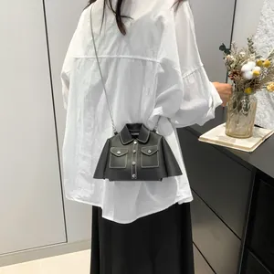 Modische schwarze Umhängetasche in Jackenform mit weißen Nähten und silberner Kette