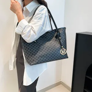 Bolso tote de gran capacidad con estampado de logotipos M y colgante metálico