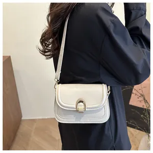 Detalle de bolso de silla blanco con cierre de metal dorado y costura fina