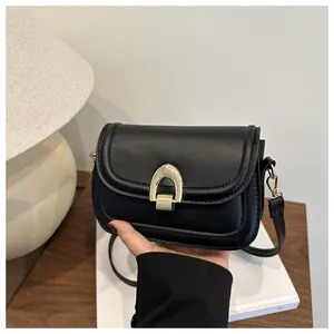 Details der schwarzen Satteltasche aus PU-Leder mit goldener Hufeisenschnalle