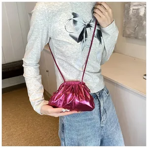 Détail du mini sac nuage rose métallique avec texture plissée et fine bandoulière chic