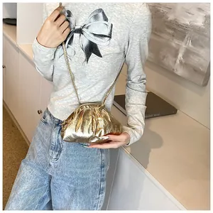 Gros plan détaillé du sac nuage doré plissé avec texture en cuir métallisé chic