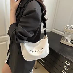 Sac bandoulière demi-lune en toile blanche avec sangle réglable noire et imprimé logo
