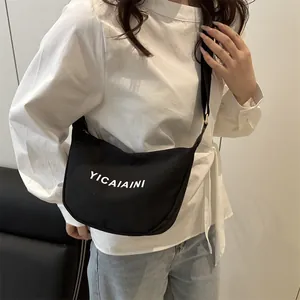 Sac bandoulière en toile noire minimaliste avec imprimé YICAIAINI et sangle large