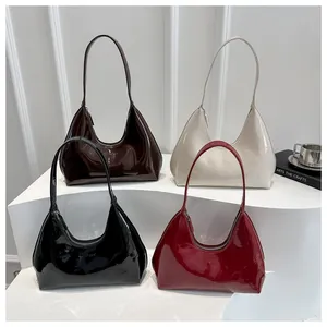 Série de sacs hobo en cuir verni en marron foncé, crème, noir et bordeaux