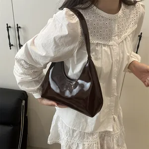 Sac hobo élégant pour femme en cuir verni marron foncé avec une finition brillante
