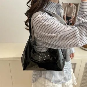 Sac sous le bras en cuir verni noir brillant pour femme avec forme de demi-lune