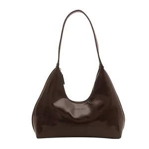 Sac hobo en cuir verni marron foncé brillant avec logo GAIOAD CULT gaufré chic