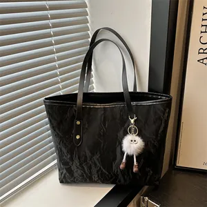 Sac Tote en Cuir PU Grande Capacité pour Femmes Sac à Épaule Texture Plissée Sac à Main Décontracté avec Charme Peluche