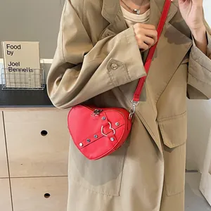 Sac à bandoulière tendance en forme de cœur rouge avec rivets argentés et simili cuir