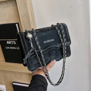Mode Femmes Rabat Ondulé Sac à Bandoulière Carré Vintage en Cuir PU Avec Bandoulière Chaîne et Boule Métallique Décorative