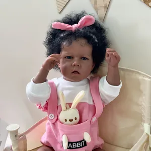Muñeco Reborn Liam afroamericano de 50cm con pelo rizado y traje de conejo rosa