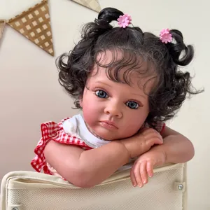 Muñeca reborn realista de 60 cm con pelo rizado y vestido de cuadros rojos