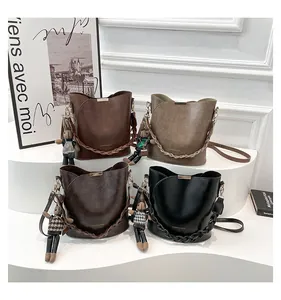 Λεπτομέρεια από τέσσερις ρετρό τσάντες bucket με υφαντές λαβές και γούρια κουνελάκια