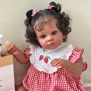 Muñeca Reborn realista de 60cm con pelo castano rizado, ojos azules y bordado de fresa