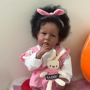Muñeca Reborn Realista Tono de Piel Oscuro Pelo Negro Rizado Miembros de Silicona Cuerpo de Tela Suave Conjunto Conejo Rosa Juguete Recién Nacido Hecho a Mano para Regalo Niños