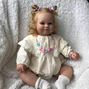 Poupée bébé Reborn Maddie réaliste 60cm avec boucles blondes et tenue brodée de marguerites
