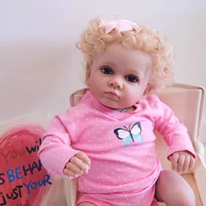 Poupée bébé reborn réaliste avec boucles blondes et yeux bleus en tenue rose à pois