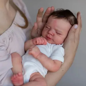 Bambola reborn realistica da 50cm in body bianco con pelle dettagliata e posa nanna