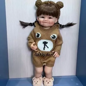 Bambola Reborn realistica da 55cm con vestito da orso lavorato a maglia marrone e sorriso