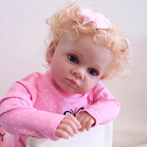 Poupée reborn 60cm réaliste avec boucles blondes, yeux bleus et tenue à pois roses