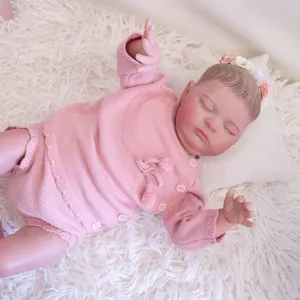 Bambola reborn Quinlyn da 19 pollici realistica che dorme in completo rosa con fascia fiori