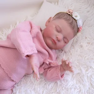 Bambola Reborn Quinlyn da 19 pollici realistica che dorme in completo rosa con fascia floreale
