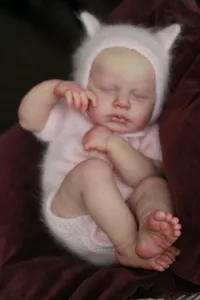 Gros plan détaillé d'une poupée Reborn de 49 cm avec texture de peau 3D et veines