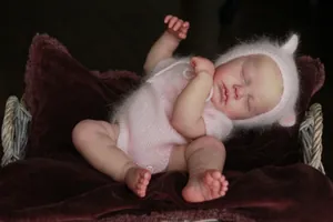 Vue détaillée de la peau 3D réaliste et des veines d'une poupée Reborn endormie