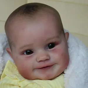 Lebensechte 60cm Reborn-Puppe Maddie mit realistischer Haut im gelben Outfit