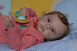 Poupée reborn réaliste de 60cm avec peau 3D et veines visibles en body rayé rouge