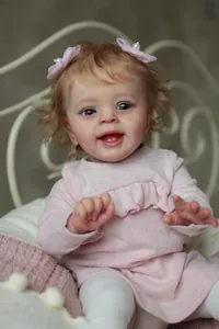 Detail der Yannik Reborn Puppe mit blonden Locken und rosa Blumen-Haarspangen