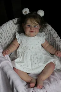 Détails de la poupée réaliste Maddie 60cm en robe blanche à pois avec serre-tête