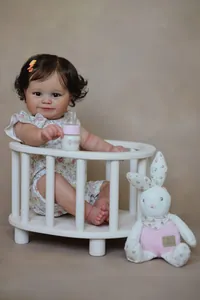 Gros plan détaillé de la poupée Maddie de 60cm avec tenue florale et mini biberon