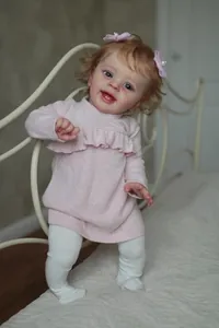 Detailansicht der 60cm Yannik Reborn-Puppe mit rosa Kleid und weichen braunen Locken