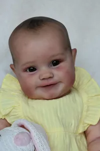 Realistische 60cm Reborn Puppe Maddie mit lebensechter Haut und gelbem Rüschenoberteil