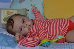 Poupée bébé reborn de 60 cm réaliste avec texture de peau 3D en tenue rayée rouge