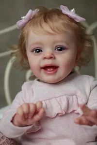 Detailaufnahme der Yannik Reborn-Puppe mit blonden Locken und rosa Satin-Haarschleifen