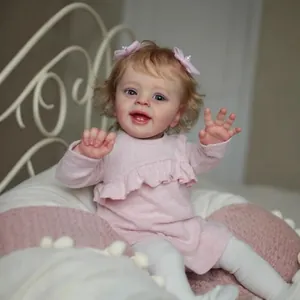 60cm Yannik Reborn-Babypuppe mit blonden Locken und rosa Kleid im gemütlichen Kinderzimmer