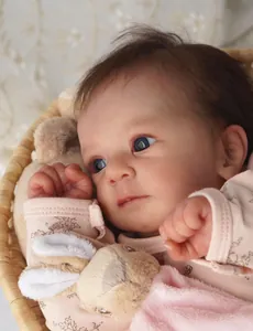 Detailaufnahme der 19 Zoll lebensechten Reborn Babypuppe mit braunem Haar und blauen Augen