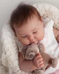 Gros plan d'une poupée reborn de 49cm avec peau 3D dormant en robe de dentelle
