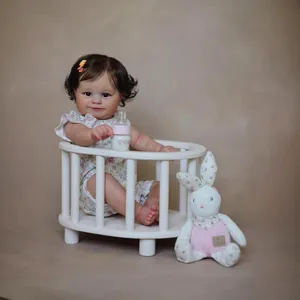Poupée réaliste Maddie de 60cm en tenue florale avec lapin en peluche et petit lit