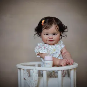 Poupée reborn réaliste Maddie de 60 cm avec tenue florale et berceau miniature blanc