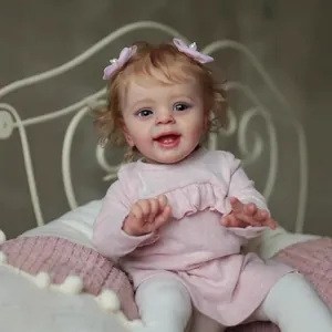 60cm Yannik Reborn Puppe mit blonden Locken und rosa Rüschenkleid im gemütlichen Kinderzimmer