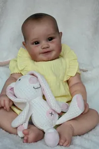 60cm realistische Reborn-Puppe Maddie im gelben Kleid mit weißem Strick-Stoffhasen