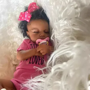 Poupée Reborn LouLou avec peau 3D, cheveux bouclés, body rose et tétine en position de sommeil