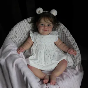 Poupée bébé Maddie Reborn 60cm réaliste avec cheveux bouclés dans panier blanc