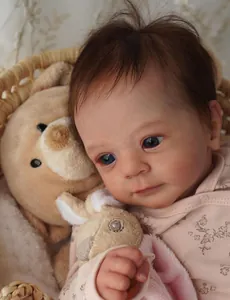 Detail der 19-Zoll-Reborn-Puppe mit realistischer Hautstruktur und handgewurzeltem Haar