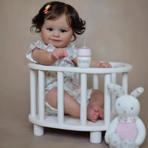 Poupée réaliste Maddie de 60cm en tenue florale dans un berceau en bois blanc
